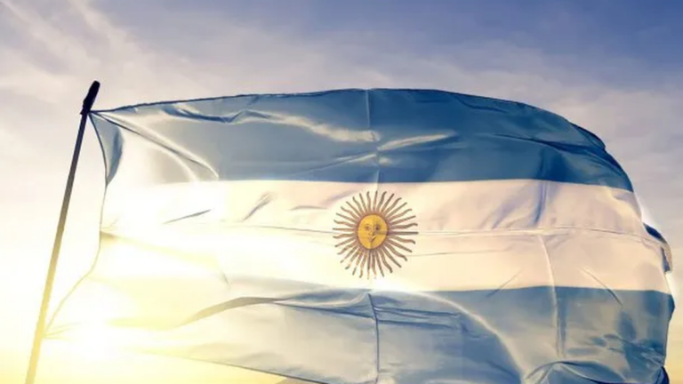Bandera argentina en un acto del 9 de Julio