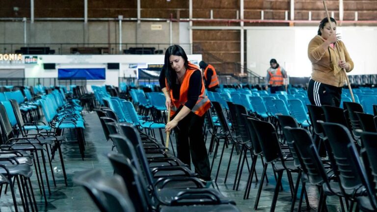 Operativo de limpieza y reciclaje en el Predio Ferial de la Fiesta del Poncho