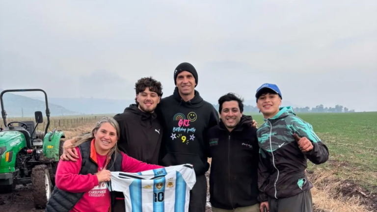 Emiliano Dibu Martínez junto a vecinos y un tractor en Sierra de los Padres