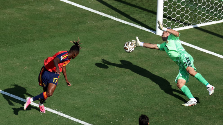 Emiliano Martínez atajando un remate durante la final entre Argentina y España en el MetLife Stadium