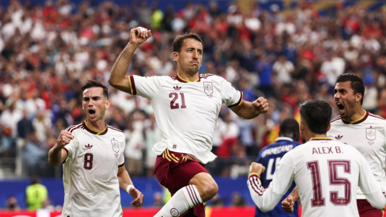 Jugadores de España celebran el gol de penal de Mikel Oyarzabal ante Francia en la semifinal del Mundial 2026