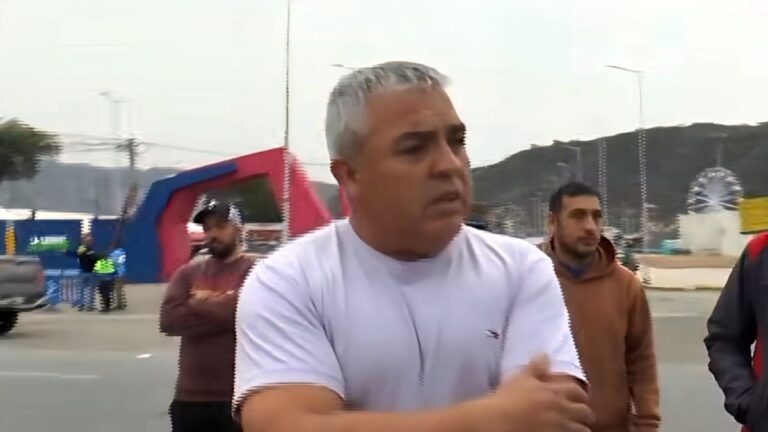 Extrabajadores de NEBA protestan en las afueras de la Fiesta del Poncho en Catamarca