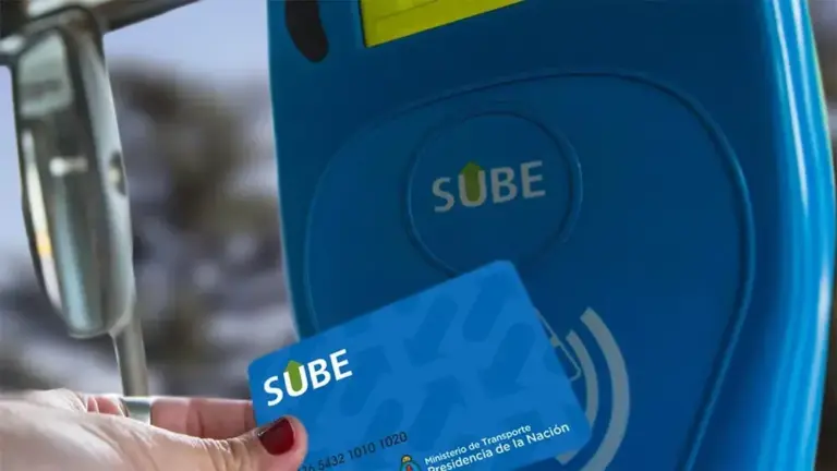 Tarjeta SUBE sobre un colectivo urbano en Catamarca