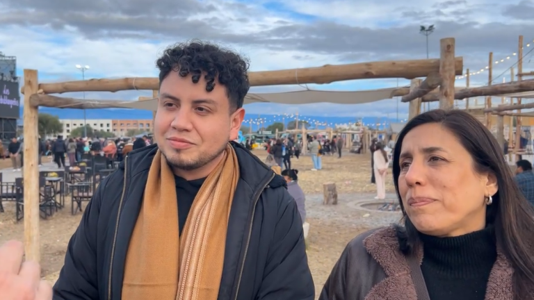Vista del Predio Ferial Catamarca durante la Fiesta del Poncho 2026 con público recorriendo los espacios