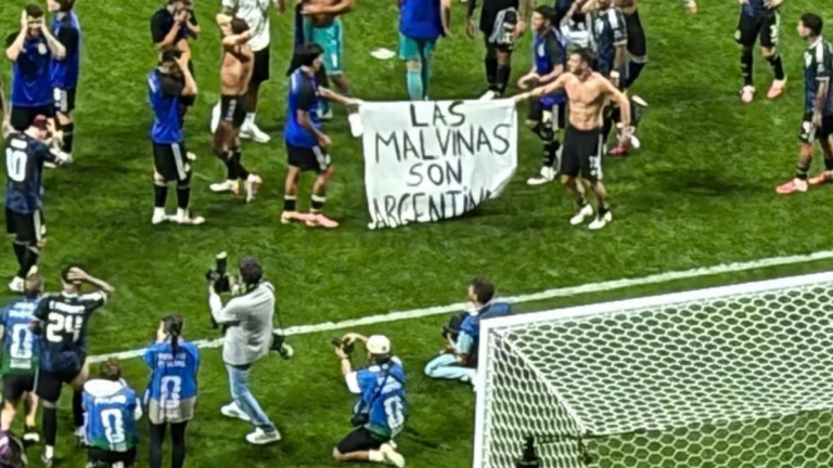 Bandera de las Islas Malvinas con la leyenda Las Malvinas son argentinas exhibida por futbolistas argentinos