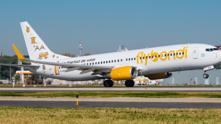 Avión de Flybondi en pista de aeropuerto