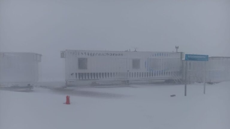 Paisaje cordillerano cubierto de nieve con nubosidad densa