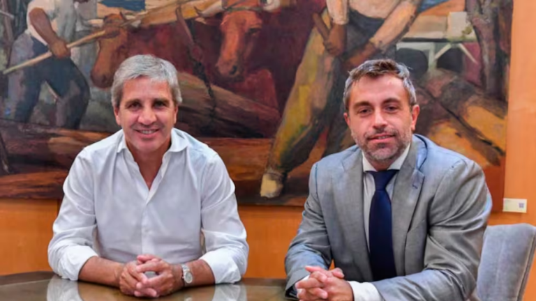 Ministro de Economía Luis Caputo y secretario de Finanzas Federico Furiase en una conferencia