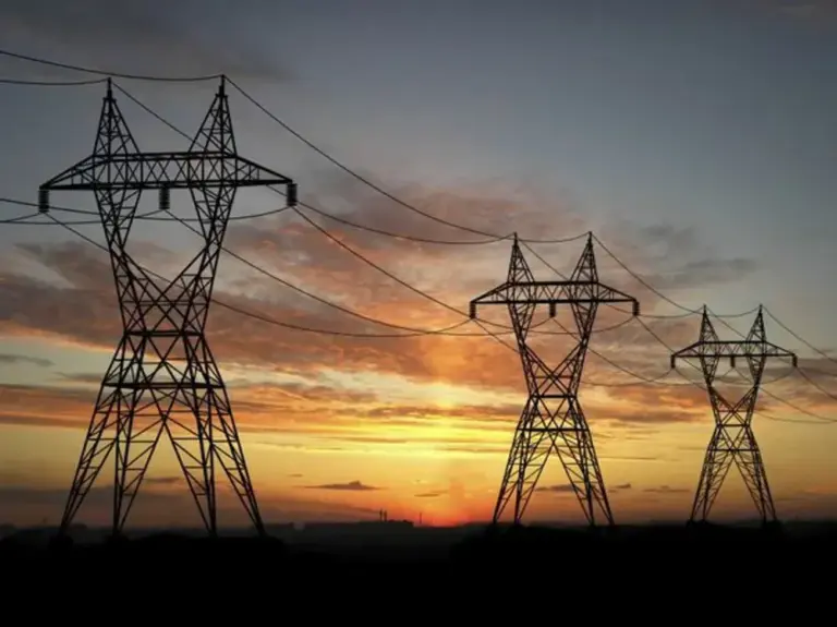 Torres de alta tensión y líneas eléctricas