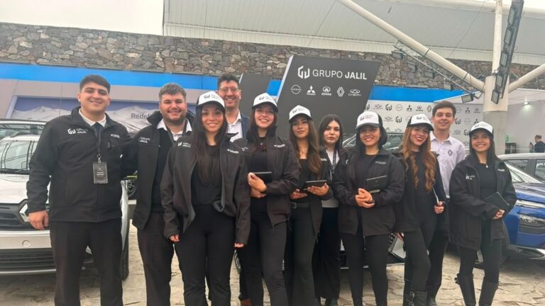 Stand de Grupo Jalil Automotores en el Predio Ferial del Poncho con vehículos híbridos