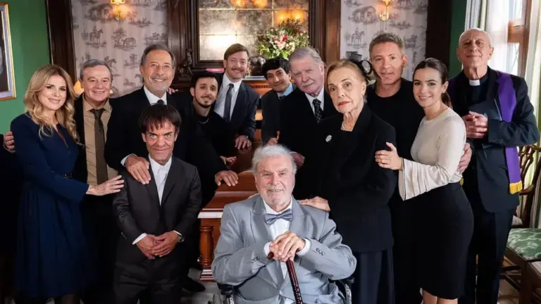 Guillermo Francella y Adrián Suar en el anuncio de la película Funeral y medio