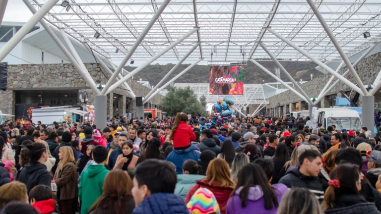 Vista de la Fiesta del Poncho en Catamarca con asistentes y puestos