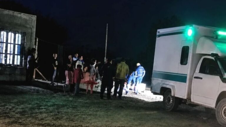 Trabajadores de mantenimiento cloacal en espacio confinado