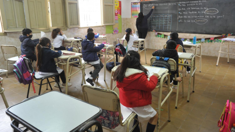 Gráfico del informe del IIEP sobre la reducción del presupuesto educativo nacional