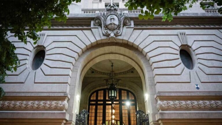 Fachada de la Escuela Superior de Comercio Carlos Pellegrini