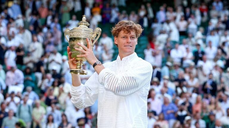 Jannik Sinner celebrando su victoria en la final de Wimbledon 2026