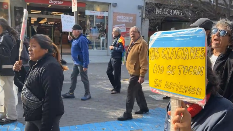 Jubilados Autoconvocados marchando por el centro de Catamarca con carteles