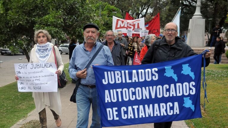 Marcha de Jubilados Autoconvocados en la Plaza 25 de Mayo