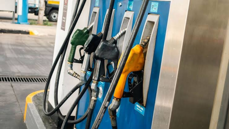 Estación de servicio con surtidores de combustible