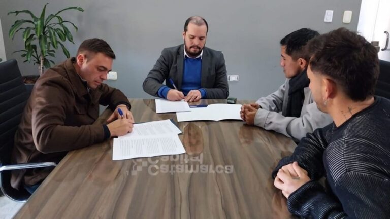 Firma de convenio entre Germán Kranevitter y Héctor Raúl Barot en la Casa de Gobierno Municipal