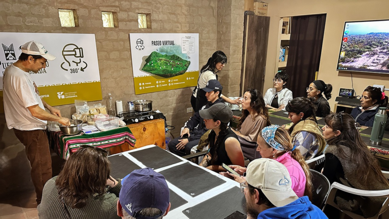 Participantes preparando ulpada en Pueblo Perdido de la Quebrada