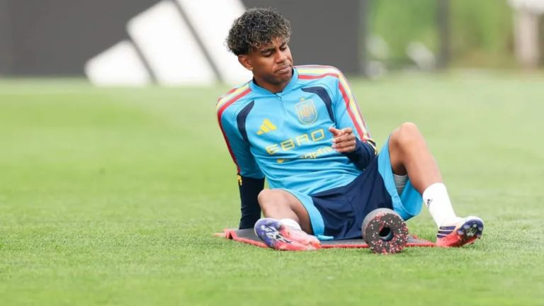 Lamine Yamal sentado al costado de la cancha con vendaje en el muslo durante entrenamiento de España