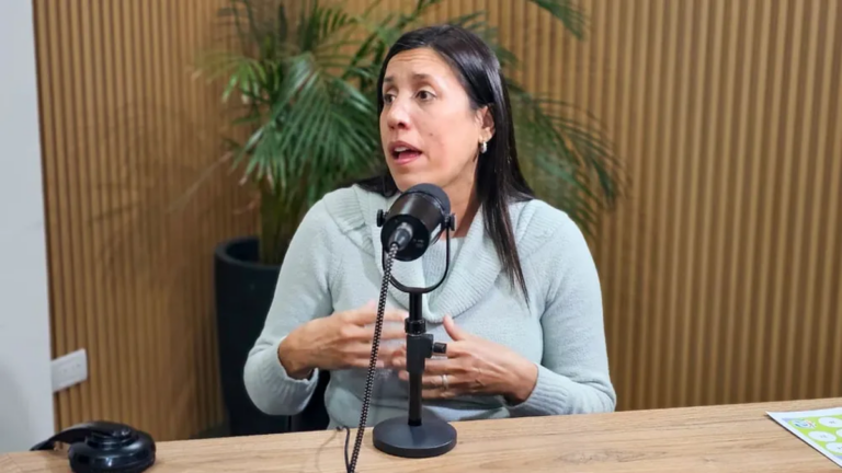 Laura Maubecín durante entrevista radial sobre la Fiesta del Poncho 2026