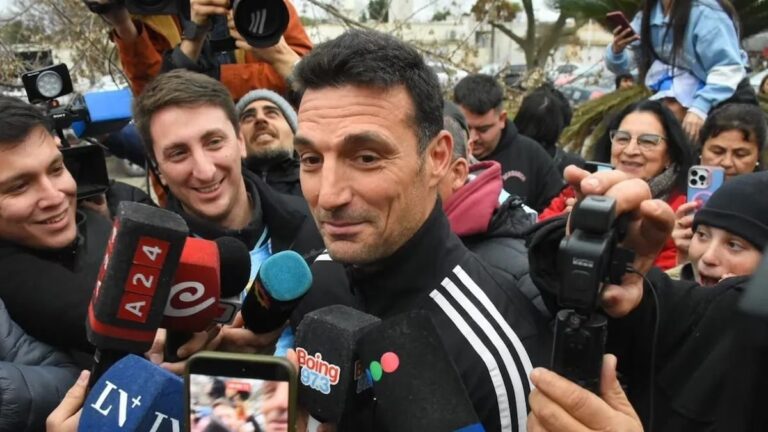 Lionel Scaloni rodeado de vecinos en Pujato
