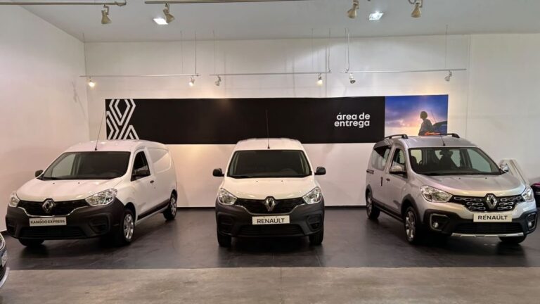 Renault Kangoo en exhibición en concesionario Jalil Automotores