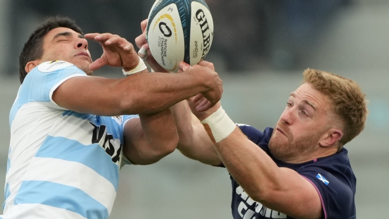 Jugadores de Los Pumas durante el partido contra Escocia en el estadio Mario Kempes
