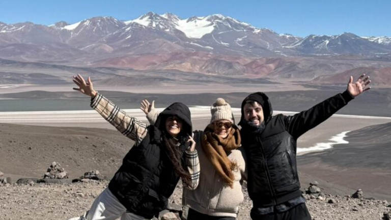 Turistas en un aeropuerto argentino con equipaje