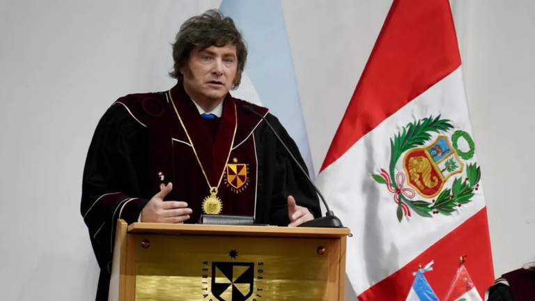 Presidente Javier Milei durante exposición en Universidad San Martín de Porres, Perú