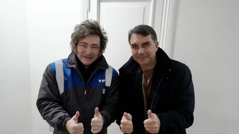 Javier Milei y Flavio Bolsonaro en un evento político