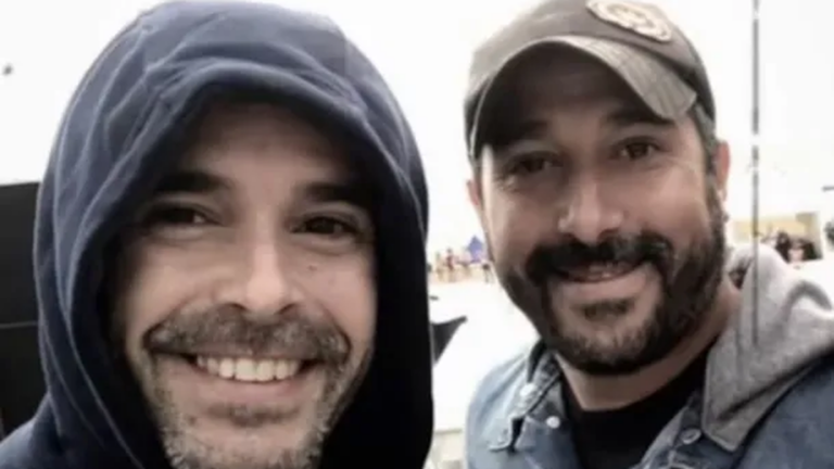 Nicolás Cabré junto a su hermano Duilio Cabré en una fotografía compartida en redes sociales