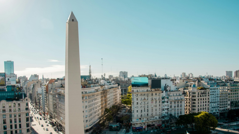 Obelisco iluminado con colores de la bandera de Estados Unidos durante espectáculo de drones