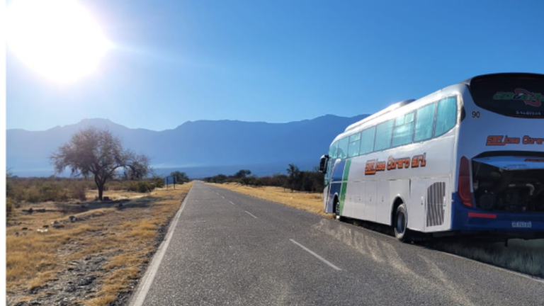 Pasajeros varados en el ingreso a Pomán