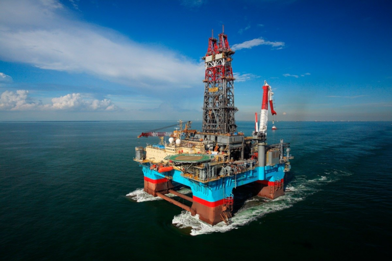 Barriles de petróleo y gráfico de precios en alza