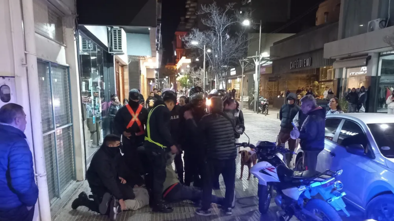 Efectivos policiales durante un procedimiento en la vía pública en Catamarca