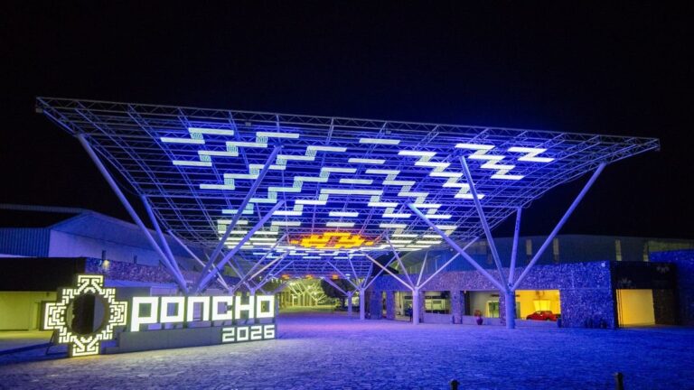 Pérgola central del Predio Ferial con intervención visual de la Fiesta del Poncho 2026