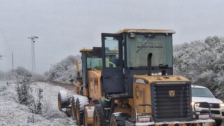 Ruta nevada en Catamarca con cartel de advertencia