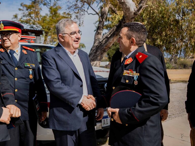 Gobernador Raúl Jalil reunido con representantes de Bomberos Voluntarios de Catamarca
