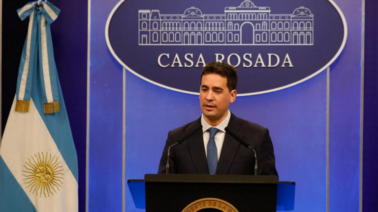 Adrián Ravier, vocero presidencial, durante una conferencia de prensa