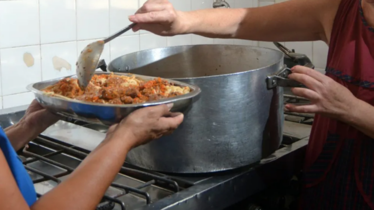 Comedor comunitario en Catamarca con familias en fila