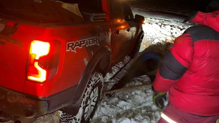Rescate de camioneta varada en la nieve en Antofagasta de la Sierra
