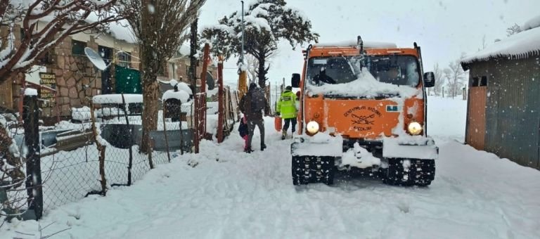 Vehículo Hägglunds de Gendarmería en operativo de rescate en alta montaña nevada