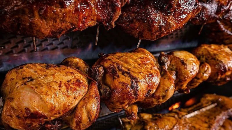 Fachada de la rotisería La Casa del Pollo al Espiedo en avenida Illia