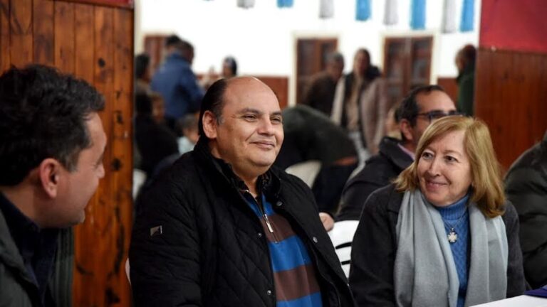 Intendente Gustavo Saadi reunido con vecinos en el Club Coronel Daza de Banda de Varela