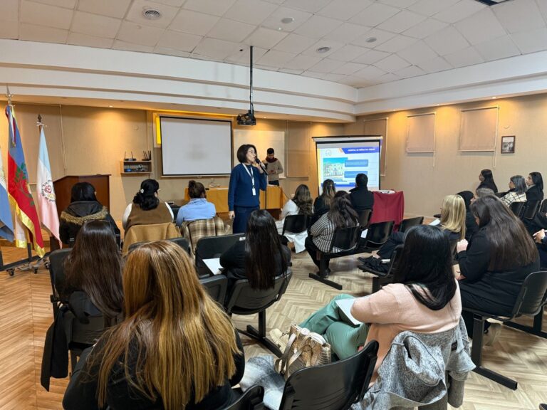 Charla informativa sobre cuota alimentaria y régimen comunicacional en Saujil