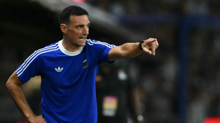 Lionel Scaloni durante la confirmación del 11 titular para el partido contra Cabo Verde