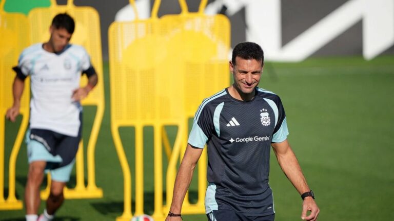 Lionel Scaloni durante un entrenamiento de la Selección argentina previo al partido de cuartos de final del Mundial 2026